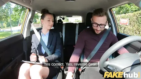 Menuda minifalda lleva la examinadora del carnet de conducir ... qué buena está!