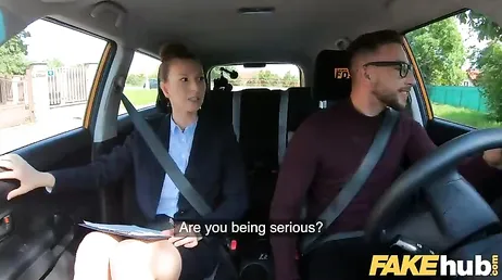 Menuda minifalda lleva la examinadora del carnet de conducir ... qué buena está!