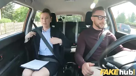 Menuda minifalda lleva la examinadora del carnet de conducir ... qué buena está!