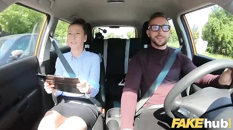 Menuda minifalda lleva la examinadora del carnet de conducir ... qué buena está!