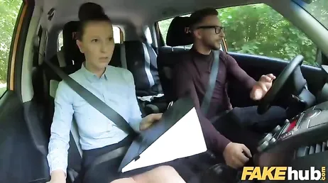 Menuda minifalda lleva la examinadora del carnet de conducir ... qué buena está!