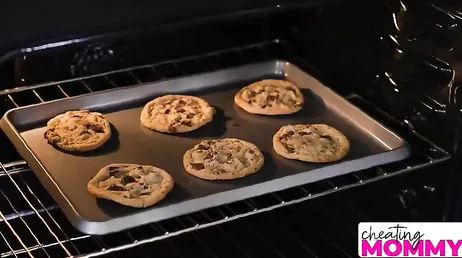 Mamá está cocinando galletas en el horno pero se muere de ganas por follar