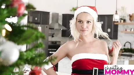 Mamá está cocinando galletas en el horno pero se muere de ganas por follar