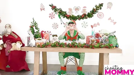 Mamá está cocinando galletas en el horno pero se muere de ganas por follar