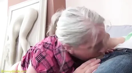 A falta de otras opciones decide follarse a su vecina jubilada