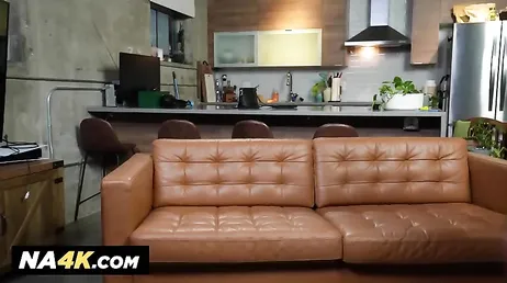 Esta morena sexy se folla en secreto al nuevo novio de su hermana: qué zorra