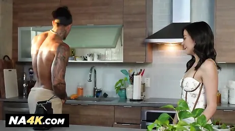 Esta morena sexy se folla en secreto al nuevo novio de su hermana: qué zorra