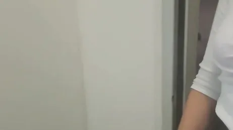 Un desconocido le clava la polla en el parking del centro comercial