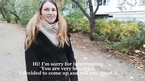 En främling närmar sig henne på gatan och hon ger honom oralsex och låter honom knulla henne.