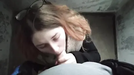 En främling närmar sig henne på gatan och hon ger honom oralsex och låter honom knulla henne.