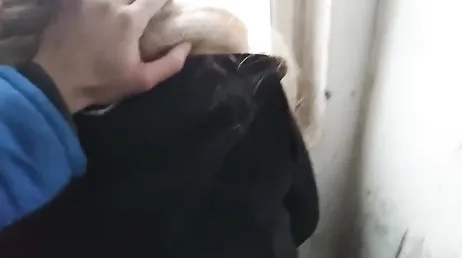 En främling närmar sig henne på gatan och hon ger honom oralsex och låter honom knulla henne.