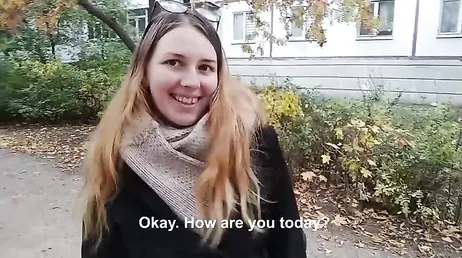 En främling närmar sig henne på gatan och hon ger honom oralsex och låter honom knulla henne.