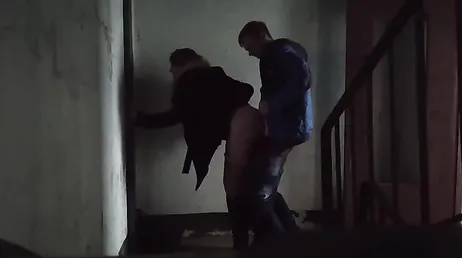 En främling närmar sig henne på gatan och hon ger honom oralsex och låter honom knulla henne.