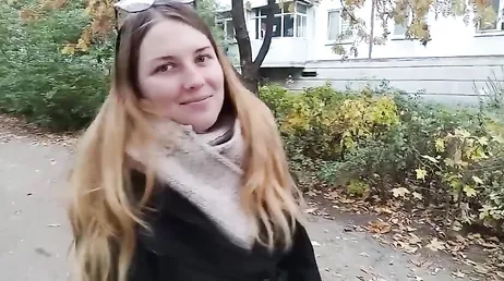 En främling närmar sig henne på gatan och hon ger honom oralsex och låter honom knulla henne.