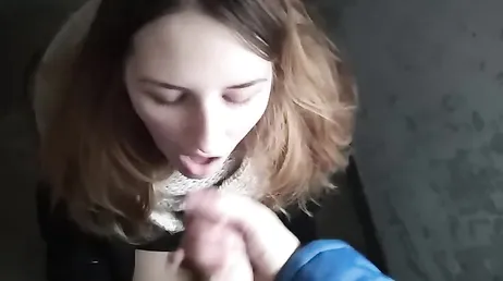 En främling närmar sig henne på gatan och hon ger honom oralsex och låter honom knulla henne.