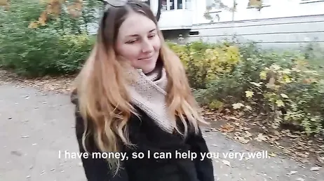 En främling närmar sig henne på gatan och hon ger honom oralsex och låter honom knulla henne.