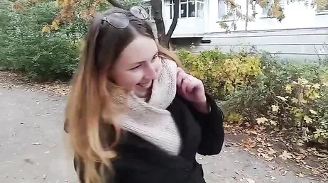 En främling närmar sig henne på gatan och hon ger honom oralsex och låter honom knulla henne.