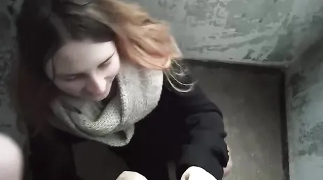 En främling närmar sig henne på gatan och hon ger honom oralsex och låter honom knulla henne.