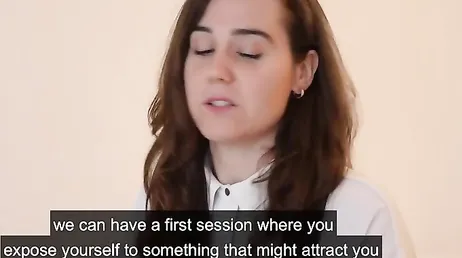 La psicologa no puede evitar tirarse encima del paciente: menudo culo tiene !!