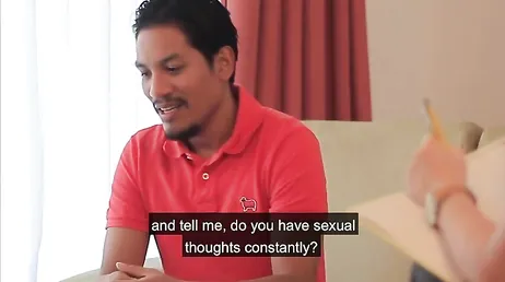 La psicologa no puede evitar tirarse encima del paciente: menudo culo tiene !!