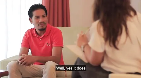 La psicologa no puede evitar tirarse encima del paciente: menudo culo tiene !!