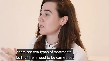 La psicologa no puede evitar tirarse encima del paciente: menudo culo tiene !!