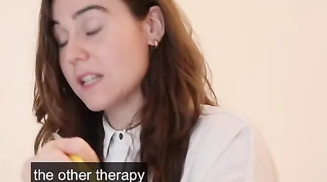 La psicologa no puede evitar tirarse encima del paciente: menudo culo tiene !!