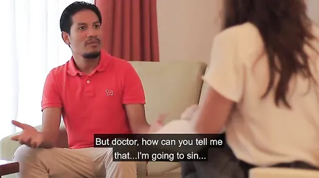 La psicologa no puede evitar tirarse encima del paciente: menudo culo tiene !!