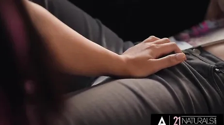 Zijn sexy Aziatische vriendin maakt hem wakker uit zijn dutje: ze wil dolgraag seks.