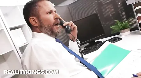 Het nieuwe meisje op kantoor spreidt haar benen om de baas een erectie te bezorgen.