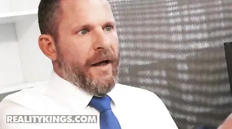 Het nieuwe meisje op kantoor spreidt haar benen om de baas een erectie te bezorgen.