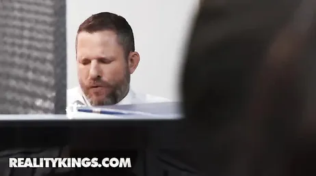 Het nieuwe meisje op kantoor spreidt haar benen om de baas een erectie te bezorgen.