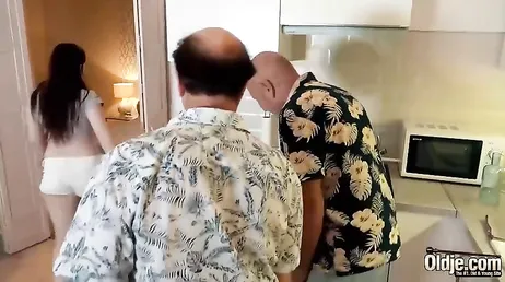 Diese attraktive Mittzwanzigerin ist das perfekte Weihnachtsgeschenk für diese beiden Rentner.