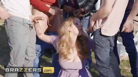 Haciendo realidad su fantasia de probar varias pollas de tios buenos a la vez