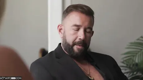 Sie vergnügt sich mit ihrem neuen Liebhaber, mit dem Einverständnis ihres betrogenen Ehemanns.