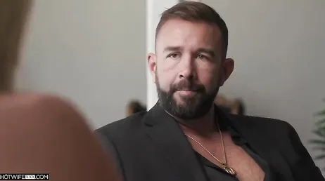 Sie vergnügt sich mit ihrem neuen Liebhaber, mit dem Einverständnis ihres betrogenen Ehemanns.