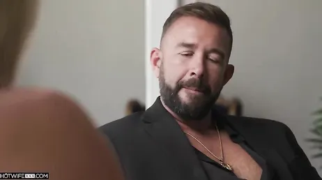 Sie vergnügt sich mit ihrem neuen Liebhaber, mit dem Einverständnis ihres betrogenen Ehemanns.