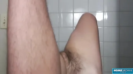 Video porno fatto in casa con una ragazza con gli occhiali, la figa pelosa e le ascelle