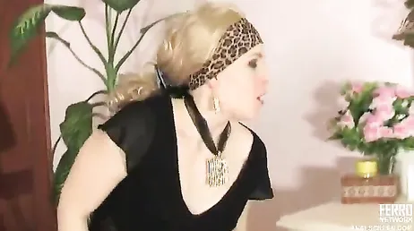 Il surprend la mère de sa petite amie en lui insérant un godemichet dans le vagin...!!