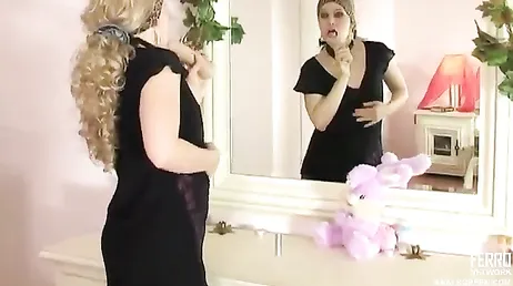 Il surprend la mère de sa petite amie en lui insérant un godemichet dans le vagin...!!