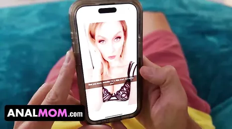 Su madrastra tiene la costumbre de cambiarse de ropa delante suyo ... !!