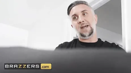 Grannens kuk är mycket större och tjockare än min mans