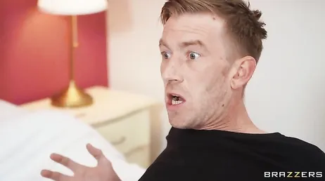 La novia de papá se pasea en tanga por la cocina: menuda polla me está poniendo