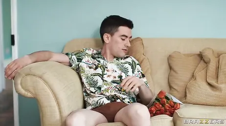 La novia de papá se pasea en tanga por la cocina: menuda polla me está poniendo