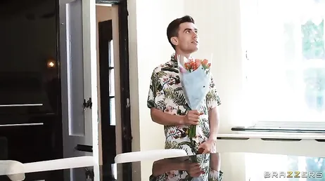 La novia de papá se pasea en tanga por la cocina: menuda polla me está poniendo