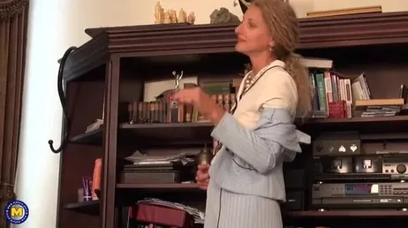 Jubilada caliente y viciosa se masturba casi todos los dias: menudo coño