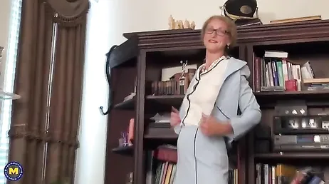 Jubilada caliente y viciosa se masturba casi todos los dias: menudo coño