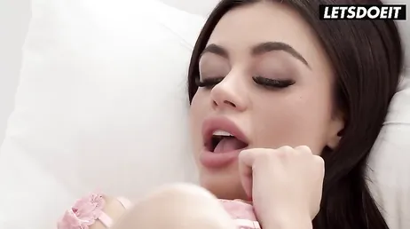 Su guapa novia estrena lenceria y se lleva una follada anal impresionante