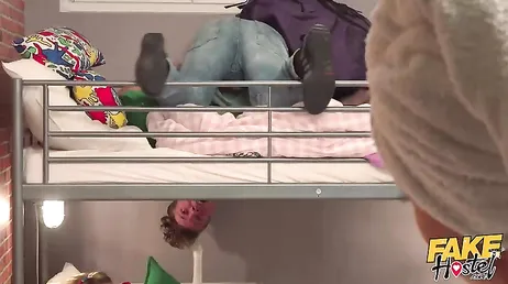 El universitario vicioso se acaba ligando y follando a dos desconocidas del hostal