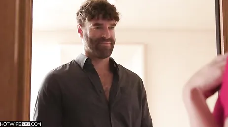 A esta rubia infiel su marido le ha dado permiso para follar con su amante